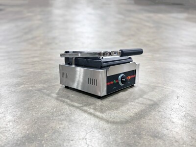 NSF Panini Sandwich  Grill Top Ribbed And Lower Flat PG811C