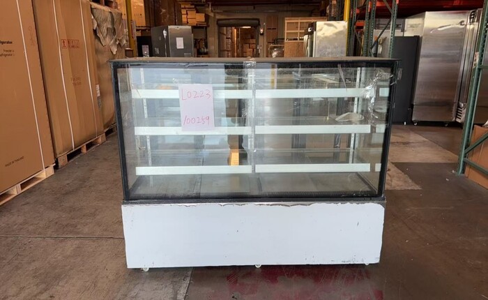 Clearance Refrigerated Cake Showcase Bakery 3 shelf 100259L0223
