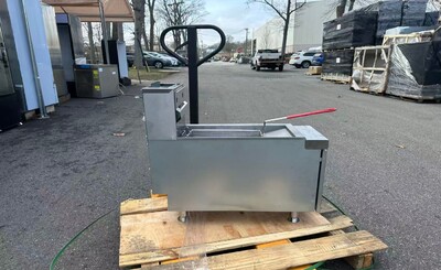 Clearance Gas Countertop Fryer Two tube burners 102777N040302