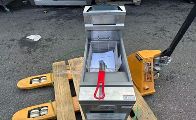 Clearance Gas Countertop Fryer Two tube burners 102777N040302