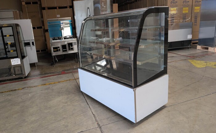 Clearance 60 ins bakery refrigerator case Not Cooling 33688L0715