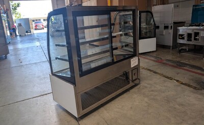 Clearance 60 ins bakery refrigerator case Not Cooling 33688L0715