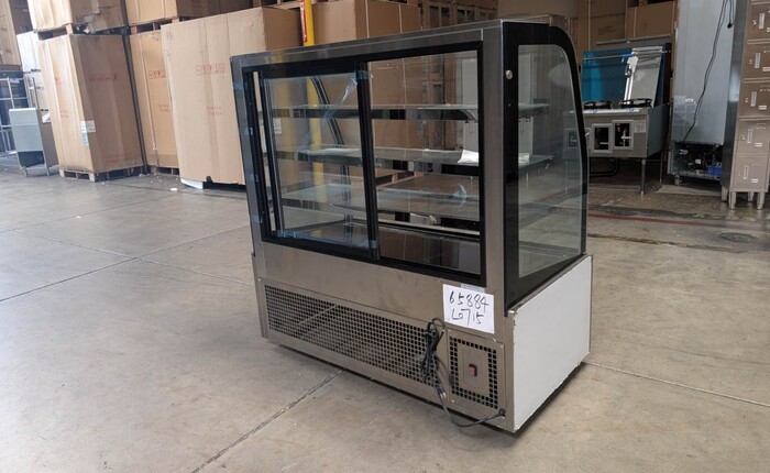 Clearance 60 ins bakery refrigerator case Not Cooling 65884L0715