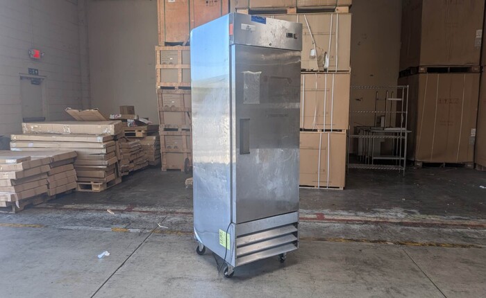 Clearance Solid Door Reach-In Freezer 1 Door Freezer 56544L0817