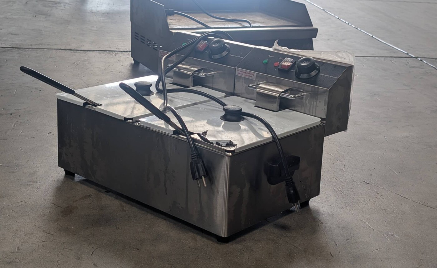 Clearance  12L Electric Countertop Deep Fryer 106114L0820