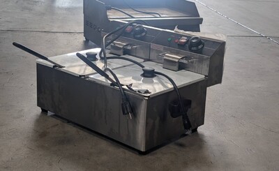 Clearance  12L Electric Countertop Deep Fryer 106114L0820