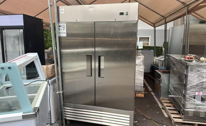 Clearance NSF commercial Reach In 2 door freezer 106581N083101