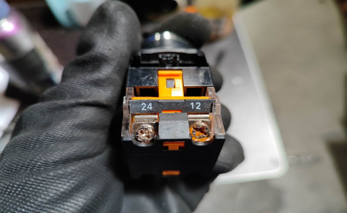 [Parts] 4-terminals Button Switch LA86D
