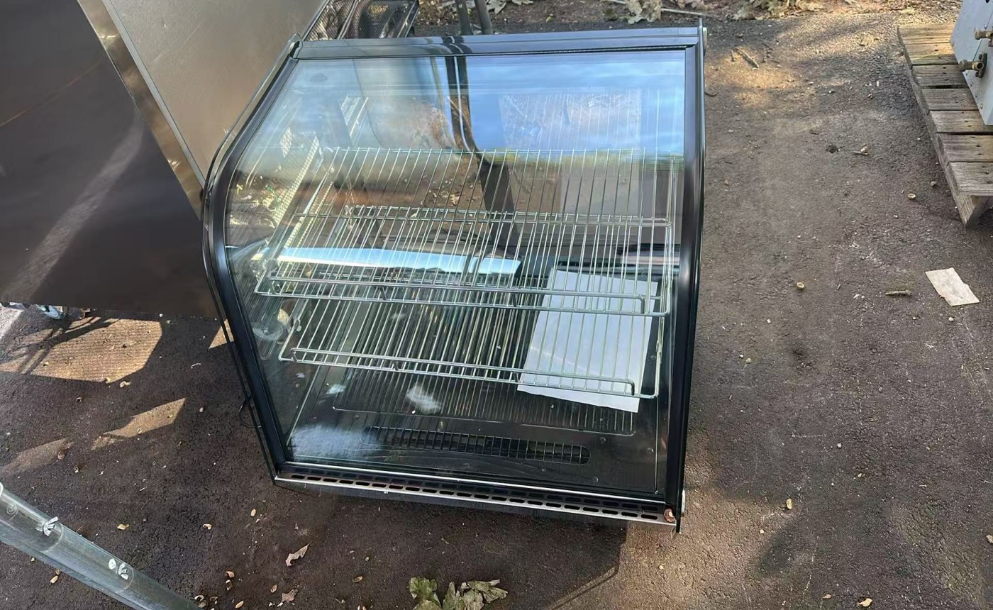 Clearance 28 ins Refrigerated  Bakery Display Case 106807N091502
