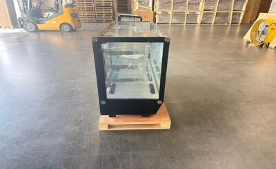 Clearance Refrigerated Countertop Bakery Display Case100635F1026